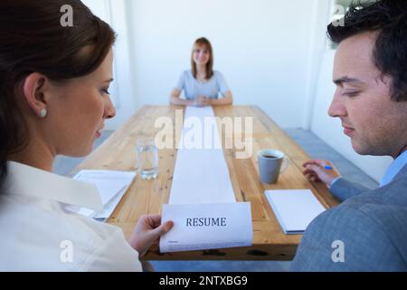 Das ist außergewöhnlich lang Zwei Arbeitgeber sind erstaunt über den langen Lebenslauf, den ein Kandidat in ein Interview gebracht hat. Stockfoto