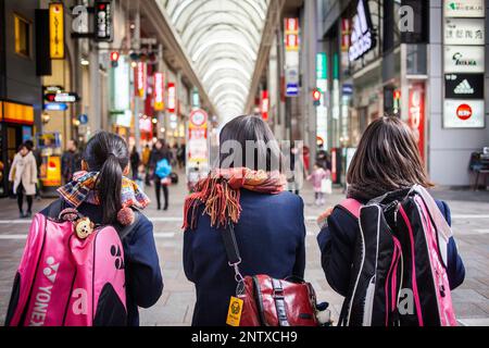 Studenten, in Hon Dori Straße, Einkaufen bedeckt Arcade, Hiroshima, Japan Stockfoto