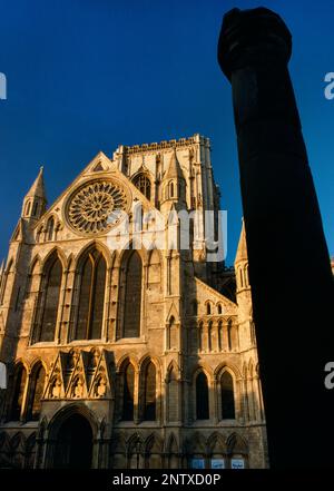 Sehen Sie das NNE einer wiedererbauten römischen Säule (vom Hauptquartier ausgegraben) vor dem südlichen Dreieck und dem zentralen Turm des York Minster, England, Großbritannien. Stockfoto