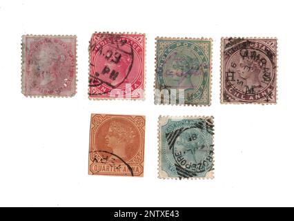 Klassische Queen Victoria Briefmarken auf weißem Hintergrund. Stockfoto