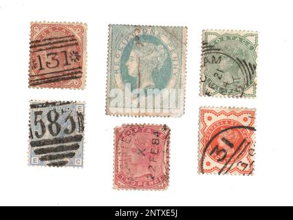 Klassische Queen Victoria Briefmarken auf weißem Hintergrund. Stockfoto