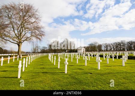 Linien von Grabkreuzen, die zur Kapelle führen. Cambridge American Cemetery and Memorial, Madingley, Cambridgeshire, England Stockfoto