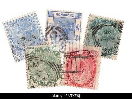 Klassische Queen Victoria Briefmarken auf weißem Hintergrund. Stockfoto