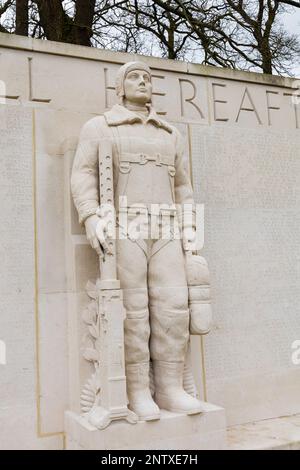 Geschnitzte Steinstatue eines Luftmanns der USAAF an den Wänden der Vermissten am Cambridge American Cemetery and Memorial, Madingley, Cambridgeshire, eng Stockfoto