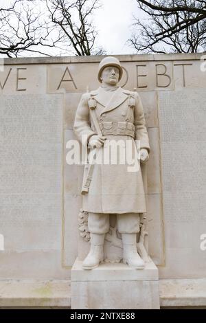 Die Steinstatue eines Soldaten der US-Armee an den Wänden der Vermissten am Cambridge American Cemetery and Memorial, Madingley, Cambridgeshire, E Stockfoto