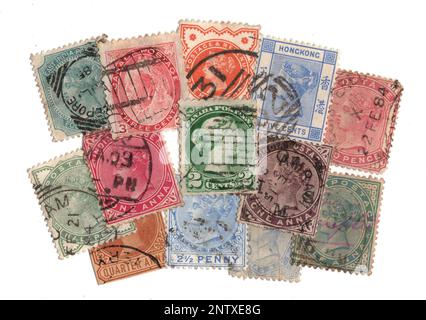 Klassische Queen Victoria Briefmarken auf weißem Hintergrund. Stockfoto