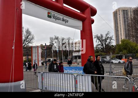 Marseille, Frankreich. 25. Februar 2023. Man sieht Leute, die am Eingang der Japan Expo Sud in Marseille ankommen. Die 13. Ausgabe der Japan Expo Sud fand vom 24. Bis 26. Februar 2023 im Parc Chanot in Marseille statt. (Foto: Gerard Bottino/SOPA Images/Sipa USA) Guthaben: SIPA USA/Alamy Live News Stockfoto