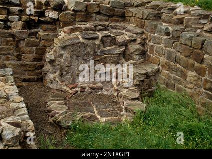 Überreste eines römischen Ofens in der nordwestlichen Ecke von Poltross Burn Milecastle 48, Hadrian's Wall, Cumbria, England, Großbritannien: Die Ausgrabungen enthielten 5 aufeinanderfolgende Öfen Stockfoto