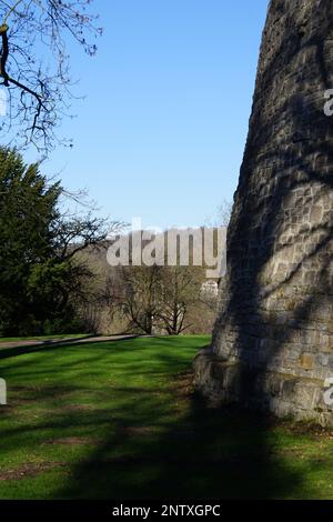 Dicke Mauern einer Burg in Bielefeld Stockfoto