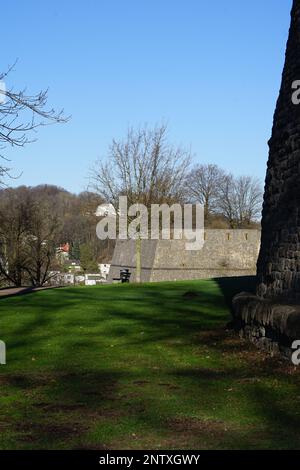 Dicke Mauern einer Burg in Bielefeld Stockfoto