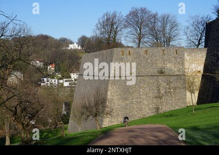 Dicke Mauern einer Burg in Bielefeld Stockfoto