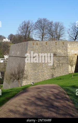 Dicke Mauern einer Burg in Bielefeld Stockfoto