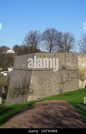 Dicke Mauern einer Burg in Bielefeld Stockfoto