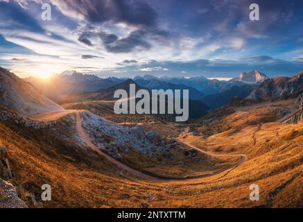 Schöne Aussicht auf die Berge bei Sonnenuntergang im Herbst. Natur Stockfoto