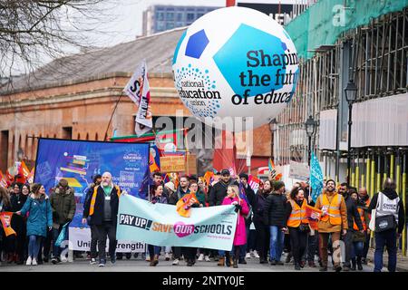 Mary Bousted (Zentrum), gemeinsame Generalsekretärin der National Education Union (neu), schließt sich Mitgliedern einer Kundgebung in der Mitte von Manchester an, während Lehrer im Norden Englands den ersten von drei Tagen des landesweiten Streiks in einem lang andauernden Streit um die Bezahlung beginnen. Foto: Dienstag, 28. Februar 2023. Stockfoto