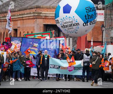 Mary Bousted (Zentrum), gemeinsame Generalsekretärin der National Education Union (neu), schließt sich Mitgliedern einer Kundgebung in der Mitte von Manchester an, während Lehrer im Norden Englands den ersten von drei Tagen des landesweiten Streiks in einem lang andauernden Streit um die Bezahlung beginnen. Foto: Dienstag, 28. Februar 2023. Stockfoto