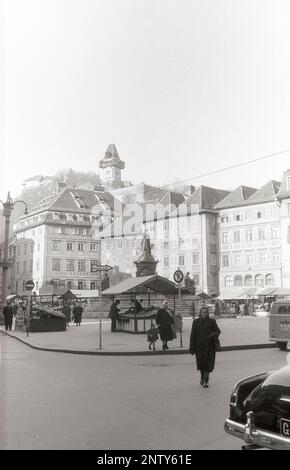 Erzherzog-Johann-Denkmal und Schlossberg mit Uhrenturm Markt am Hauptplatz, Graz, Steiermark, Österreich, 1957 Stockfoto