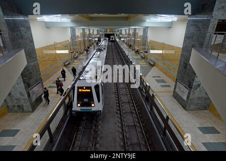 Station der Medizinischen Universität auf Linie 3 des Sofia Metro Systems, Bulgarien, Siemens Inspiro Zug am Bahnsteig Stockfoto