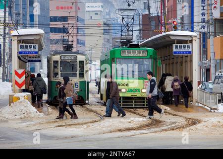 Straßenbahnen in Kaikyo Dori, Hakodate Eki-Mae Station, Hakodate, Hokkaido, Japan Stockfoto