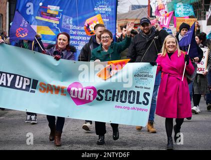 Mary Bousted (Zentrum), gemeinsame Generalsekretärin der National Education Union (neu), schließt sich Mitgliedern einer Kundgebung in der Mitte von Manchester an, während Lehrer im Norden Englands den ersten von drei Tagen des landesweiten Streiks in einem lang andauernden Streit um die Bezahlung beginnen. Foto: Dienstag, 28. Februar 2023. Stockfoto