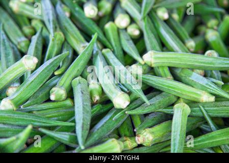 Nahaufnahme eines Stapels von Okras zum Verkauf an einem Marktstand. Stockfoto