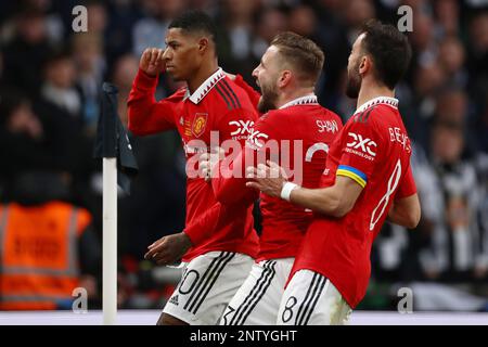 Marcus Rashford von Manchester United feiert mit 2-0 Luke Shaw und Bruno Fernandes – Manchester United gegen Newcastle United, Carabao Cup Final, Wembley Stadium, London, Großbritannien – 26. Februar 2023 nur redaktionelle Verwendung – es gelten Einschränkungen für DataCo Stockfoto