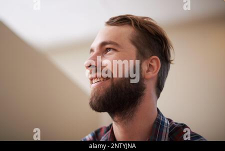 Hes hip und gut aussehend. Aufnahme eines hübschen Hipsters im Innenbereich. Stockfoto