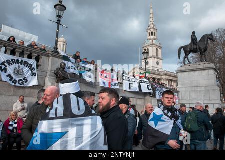 London, Großbritannien. 25. Februar 2023. Fans des Premier League Fußballvereins Newcastle United treffen sich am Trafalgar Square. Tausende von Fans von Newcastle United waren mindestens einen Tag vor dem Endspiel des Carabao Cup ihrer Mannschaft gegen Manchester United im Wembley Stadium in London angekommen. Kredit: Mark Kerrison/Alamy Live News Stockfoto