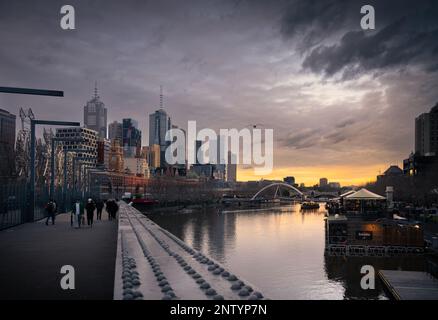 Melbourne, Victoria, Australien – zentraler Geschäftsbezirk von der Sandridge Bridge über den Yarra River in der Abenddämmerung aus gesehen Stockfoto