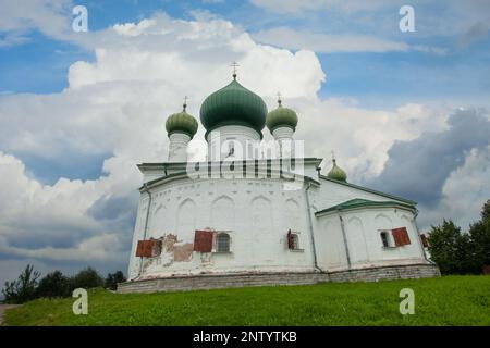 Wunderschöne Kirche in der Altstadt von Ladoga, Russland Stockfoto