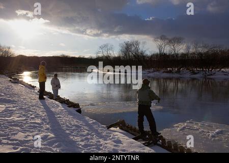 Fischer in Kushiro Fluss, Kushiro Nationalpark, Hokkaido, Japan Stockfoto