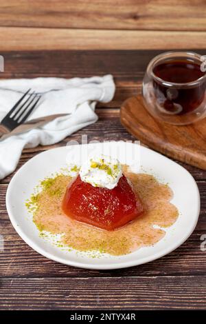 Quitten-Dessert mit Sorbet auf grauem Hintergrund. Cremiges Quittendessert. Süße türkische Ramadan-Delikatessen Stockfoto