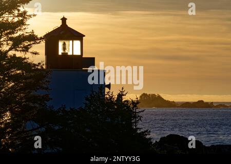 Sonnenaufgang am Amphitrite Point Lighthouse, Ucluelet, BC, Kanada Stockfoto