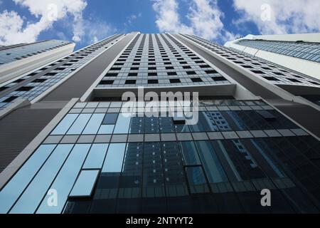 Moderner Skyscarper aus Stahl und Glas im Hintergrund des Himmels Stockfoto