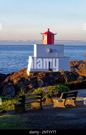 Sonnenaufgang am Amphitrite Point Lighthouse, Ucluelet, BC, Kanada Stockfoto