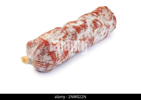 Studioaufnahme einer ganzen Salami, ausgeschnitten vor weißem Hintergrund - John Gollop Stockfoto