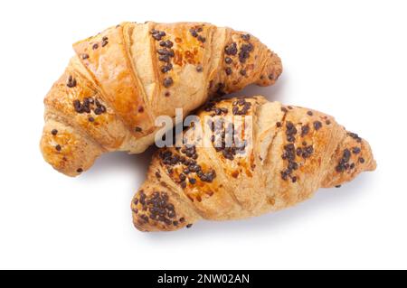 Studioaufnahme mit Croissant aus Schokoladenchips, ausgeschnitten vor weißem Hintergrund - John Gollop Stockfoto