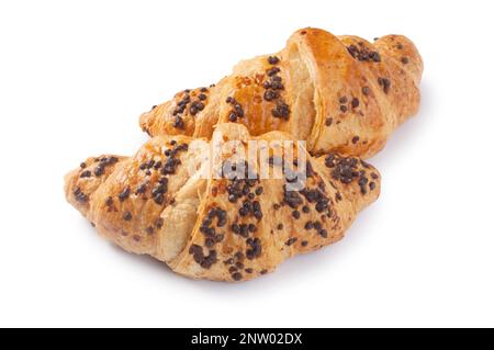 Studioaufnahme mit Croissant aus Schokoladenchips, ausgeschnitten vor weißem Hintergrund - John Gollop Stockfoto