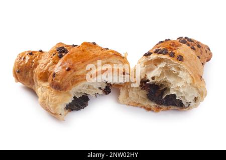 Studioaufnahme mit Croissant aus Schokoladenchips, ausgeschnitten vor weißem Hintergrund - John Gollop Stockfoto