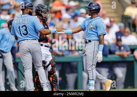 Sarasota FL USA; Tampa Bay Rays Right Fielder Manuel Margot (13) gratuliert Shortstop Wander Franco (5) nach seinem Hommage während eines MLB Frühjahrszugs Stockfoto