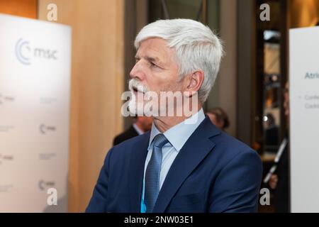 München, Deutschland. 18. Februar 2023. Tschechischer Präsident Petr Pavel auf der Münchner Sicherheitskonferenz 2023. Die Internationale MSC-Konferenz ist das weltweit führende Forum für Diskussionen über die internationale Sicherheitspolitik. Petr Pavel ist ein tschechischer Politiker und ehemaliger Armeegeneral, der designierter Präsident der Tschechischen Republik. Zuvor war er von 2015 bis 2018 Vorsitzender des NATO-Militärausschusses und von 2012 bis 2015 Generalstabschef der tschechischen Streitkräfte. Kredit: SOPA Images Limited/Alamy Live News Stockfoto