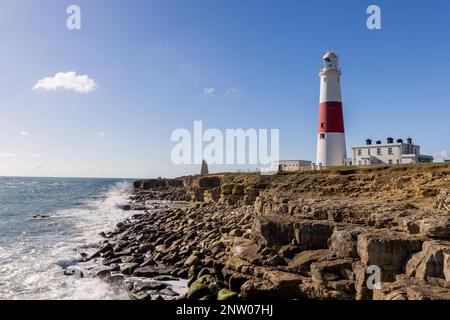 Dorset, England. 28. Februar 2023, Blue Skies umgeben Portland Bill Light House am Dienstag, 28. Februar 2023 Stockfoto