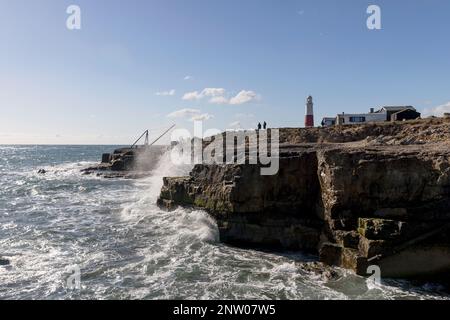 Dorset, England. 28. Februar 2023, Blue Skies umgeben Portland Bill Light House am Dienstag, 28. Februar 2023 Stockfoto