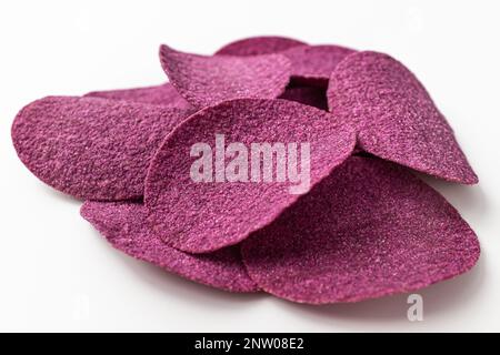 Lila Süßkartoffel-Snack. Süßkartoffelgeschmack. Süßer, dünner Snack Stockfoto