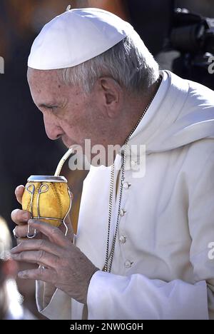 13. März 2023 markiert 10 Jahre Papst Franziskus. Im Bild : Papst Franziskus während einer wöchentlichen allgemeinen Audienz auf dem Petersplatz im Vatikan. Am 12. Oktober 2016 Stockfoto