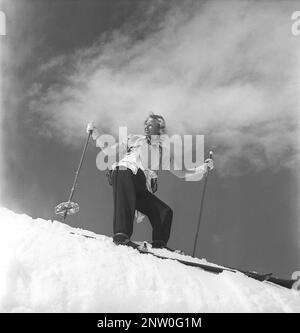 In den schneebedeckten Bergen 1940er. Olga Sjögren aus Stockholm ist in der typischen Wintersportmode der 1940er Jahre gekleidet, wenn Sie den schneebedeckten Berg Kuoblatjåkko in Norrbotten Schweden besteigen. Der letzte von sieben Bergen, die sie erklommen hat, um die Auszeichnung zu erhalten: Die sieben Gipfel. Sie verbrachte 60 Stunden und stieg insgesamt 6558 Meter hoch, nachdem sie fertig war. Schweden 1943 Kristoffersson Ref H137-6 Stockfoto