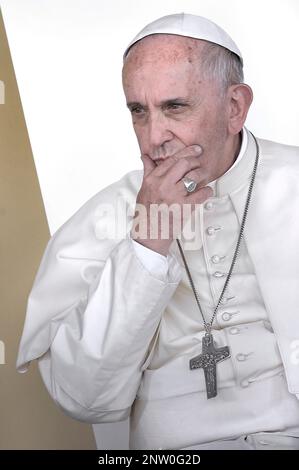 13. März 2023 markiert 10 Jahre Papst Franziskus. Im Bild: Papst Franziskus trifft sich mit jungen Menschen während des Besuchs von Papst Franziskus in Turin, Italien. juni 21 2015 Stockfoto