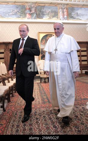 13. März 2023 markiert 10 Jahre Papst Franziskus. Im Bild: Papst Franziskus (R) schüttelt am 25. November 2013 bei einer privaten Audienz im Vatikan mit dem russischen Präsidenten Wladimir Putin die Hand. Stockfoto