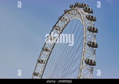 Das London Eye Karussell wurde aus nächster Nähe an einem hellblauen Tag fotografiert. Stockfoto