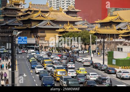 SHANGHAI, CHINA - 28. FEBRUAR 2023 - Staus auf einer Straße in Shanghai, China, 28. Februar 2023. Stockfoto